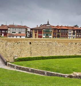 Muralla hacia zezen plaza